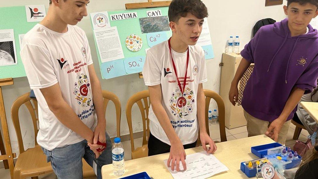 Vezirköprü ilçemizdeki Hatice-Kemal Kayalıoğlu Fen Lisesi'nde Tübitak 4006 Bilim Fuarında öğrencilerimizin projelerini ilgiyle dinledik.